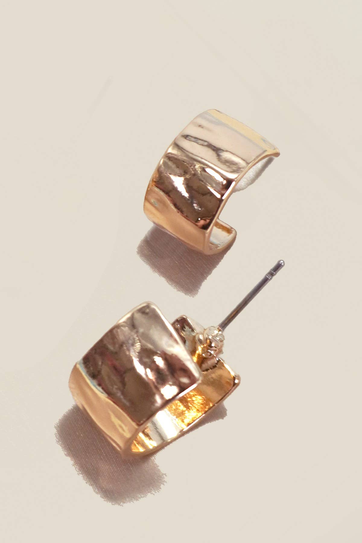 HAMMERED HUGGIE HOOP EARRINGS | 80E5891: GOLD