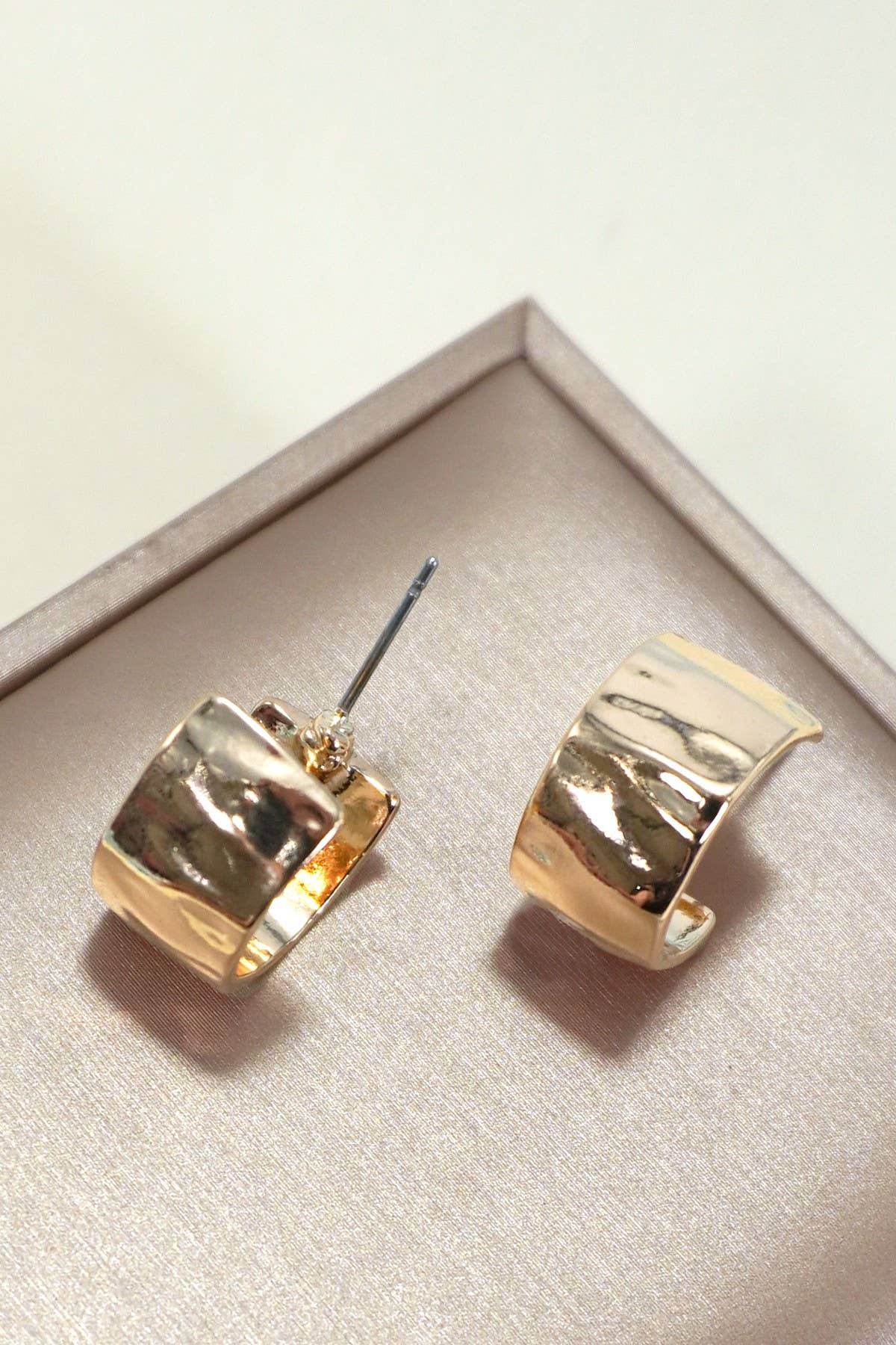 HAMMERED HUGGIE HOOP EARRINGS | 80E5891: GOLD